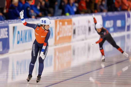 Irene Schouten rijdt de massastart aan gort! Lapt alles en iedereen in laatste ronde