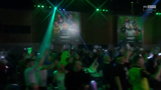 🎥 | Heerlijke walk-ons! Publiek Premier League of Darts maakt veel sfeer