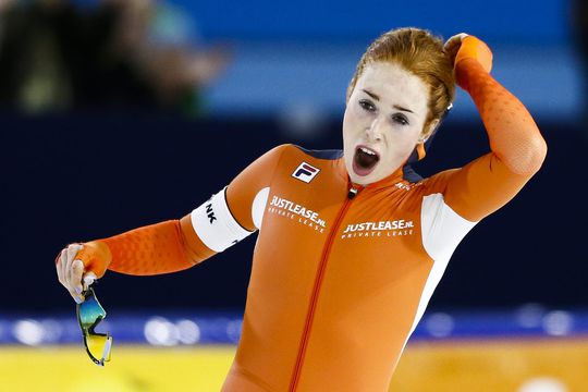 Keizerin De Jong schaatst iedereen naar huis op 3000 meter