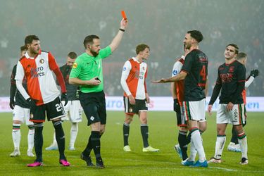 NEC is pislink om 'schandalige' rode kaart: 'Als hij hem doormidden schopt, is het geel'