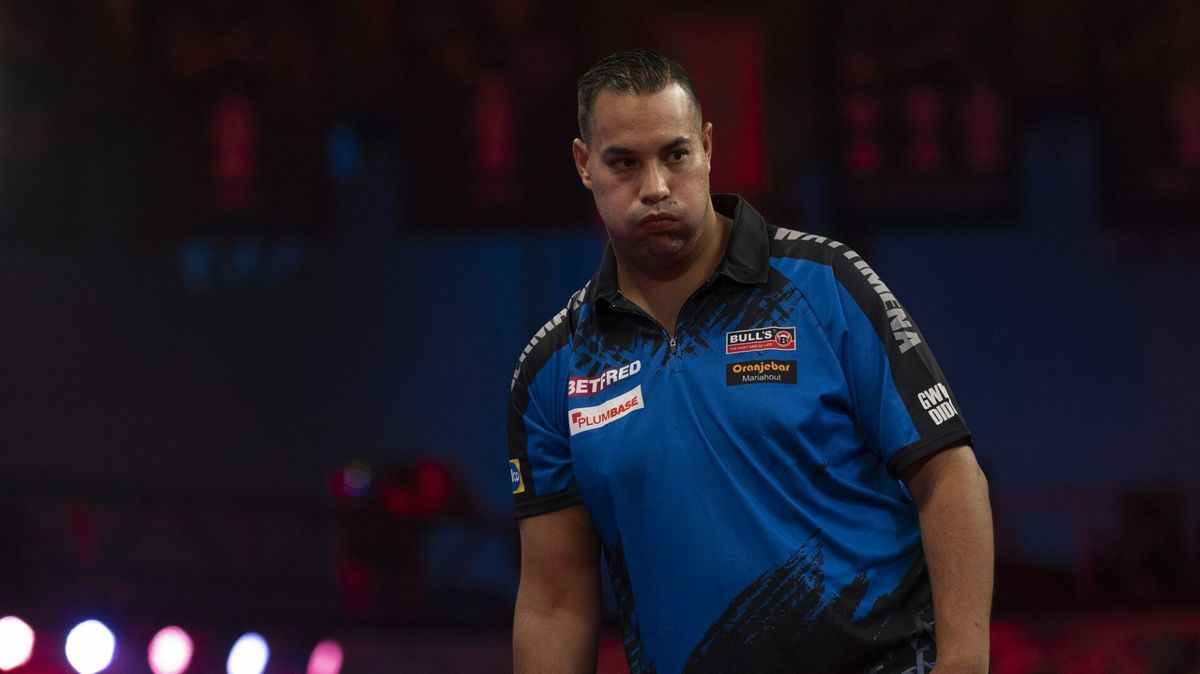 Jermaine Wattimena legt het af tegen Rob Cross bij PC Finals