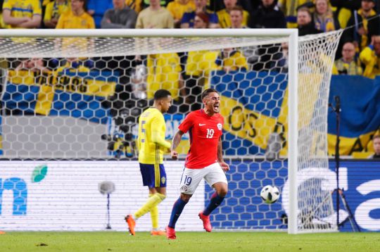 Debutant schiet Chili in laatste minuut langs WK-ganger Zweden (video)