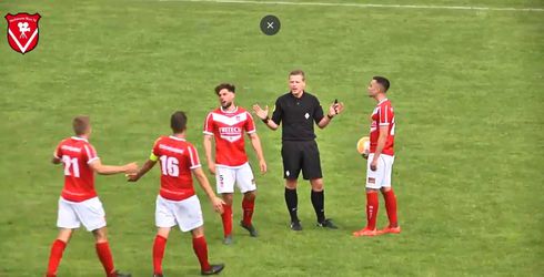 HAHA! Scheidsrechter pikt goaltje mee tijdens duel in Derde Divisie (video)