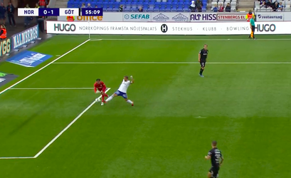 🎥 | Voormalig Eredivisie-keeper Warner Hahn begaat 'bijna-blunder' in Zweden