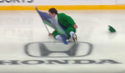 LOL! 'Elfje' probeert bij ijshockeyers te schaatsen en faalt hopeloos
