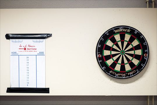 Schoolkinderen spelen potjes darts tijdens rekenles