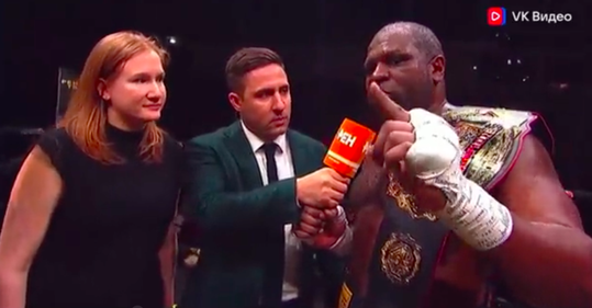 🎥 | USA-bokser spreekt Putin aan in de ring: 'Paspoort? Wil Rusland als thuisland'