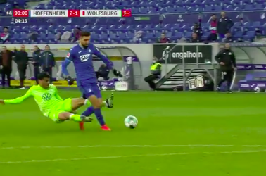 🎥😱 | ZAAG! Paulo Otávio krijgt rood na deze vieze tackle op Munas Dabbur