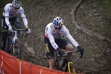 🎥 | Wout Van Aert grijpt eindzege in werelbeker, veel pech voor Mathieu Van der Poel