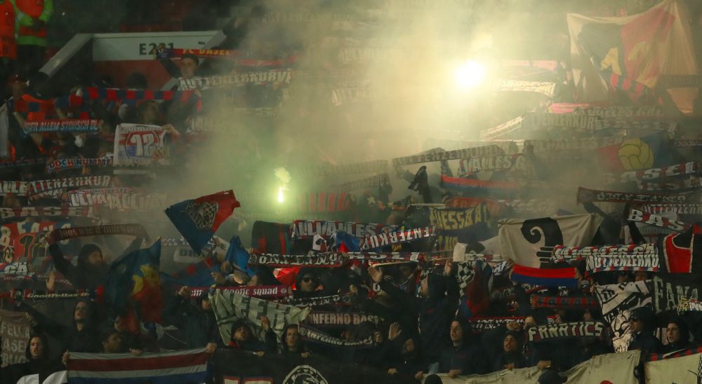 UEFA bestraft FC Basel voor vuurwerk afstekende fans