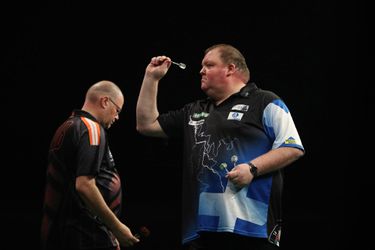 Henderson gooit Van Barneveld naar huis