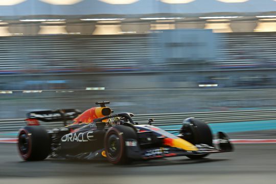 Pérez en Verstappen het snelst tijdens VT3 in Abu Dhabi, mogelijk straf voor Hamilton