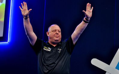 King blaast voorsprong op, maar wint uiteindelijk toch nog op WK Darts