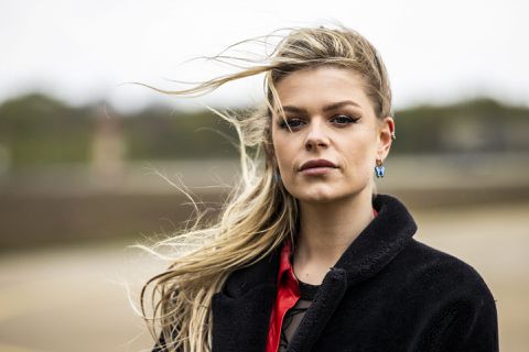 Davina Michelle zingt 'gewoon' het volkslied bij GP Nederland, dj's vermaken publiek op tribunes