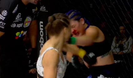 🎥 | WOW! Braziliaanse MMA-bazin beukt bloederige bakkes van landgenote bont en blauw