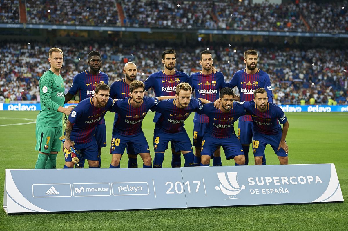 Spelers Barcelona herdenken slachtoffers aanslag met #TotsSonBarcelona-shirt