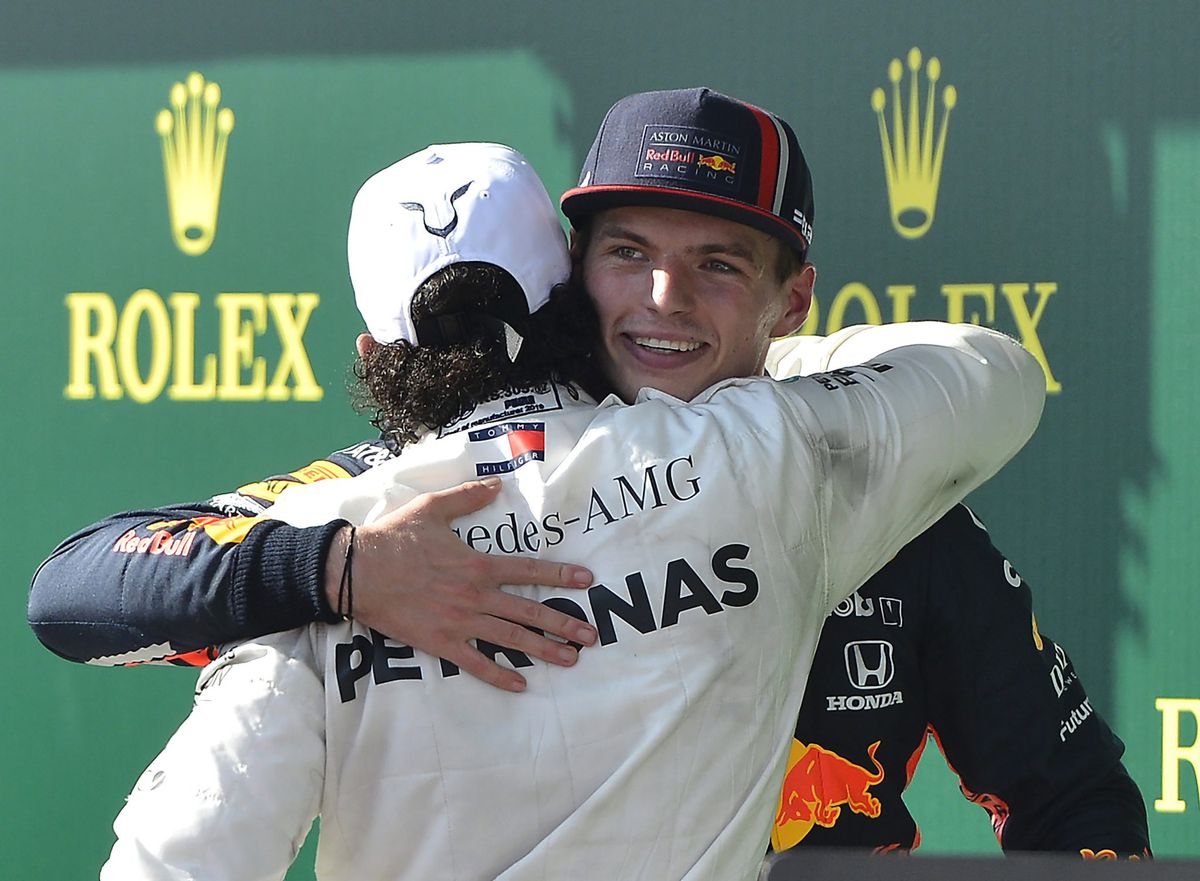 Hamilton lacht zich dood om Verstappens diss van Rosberg