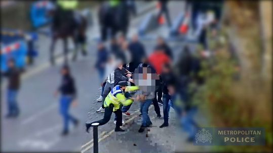 Engelse politie verspreidt beelden van aanval Ajax-hooligans (video)
