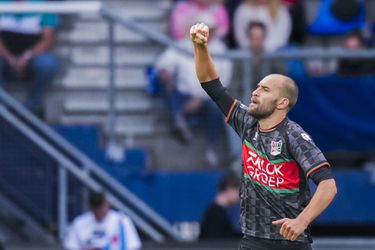 Bas Dost bezoekt NEC-collega's: 'Iedereen was enorm blij'