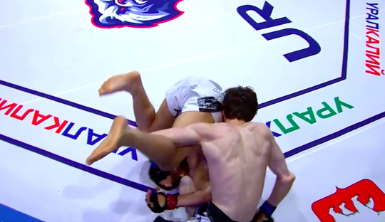 🎥 | Krakend bot! Ongelukkige MMA-vechter breekt arm tijdens eigen aanval