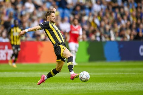 Deze spits werd niet aangenomen bij de supermarkt, nu speelt hij voor Vitesse