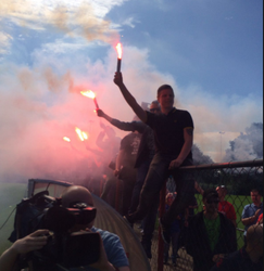 FC Twente met fakkels en applaus onthaald op eerste training (foto's)