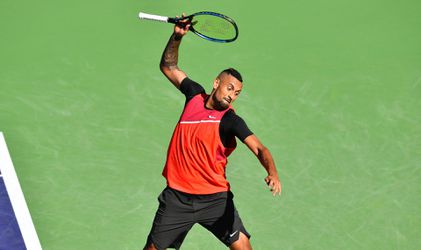 🎥 | Kyrgios smijt met racket, ballenjongen duikt weg!