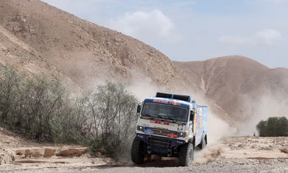 Dakar-rijder Karginov rijdt met truck toeschouwer aan en wordt gediskwalificeerd (video)