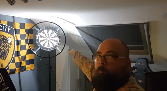 🎥 | Droge amateurdarter gooit no-look 180'er: PDC-scheidsrechter gelooft er niks van