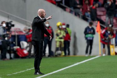 🎥 | Ajax-trainer Erik ten Hag kritisch na gelijkspel bij Benfica: 'Dan voelen we wedstrijd niet goed aan'