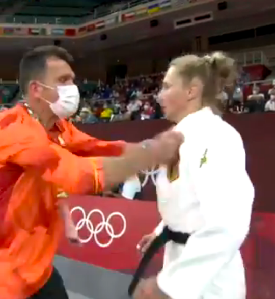🤣🎥 | Coach schudt en geeft tikken aan Duitse judoka: 'Scherp gehouden?'