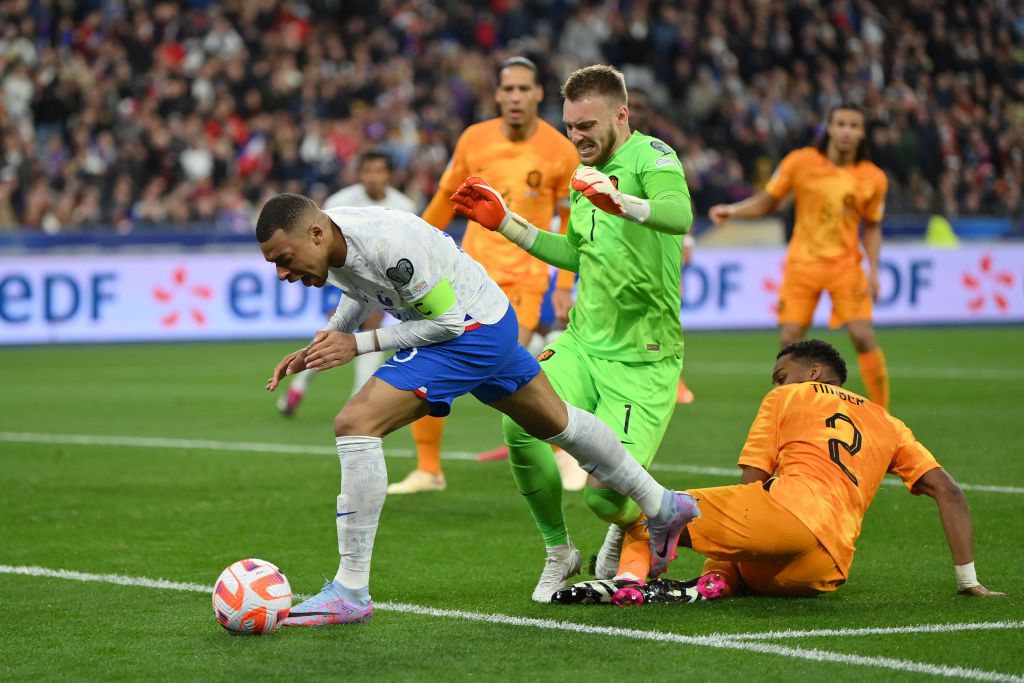 Ronald Koeman vindt dat Jasper Cillessen 'meer had kunnen doen' bij tegengoal: 'Te veel naar achteren'