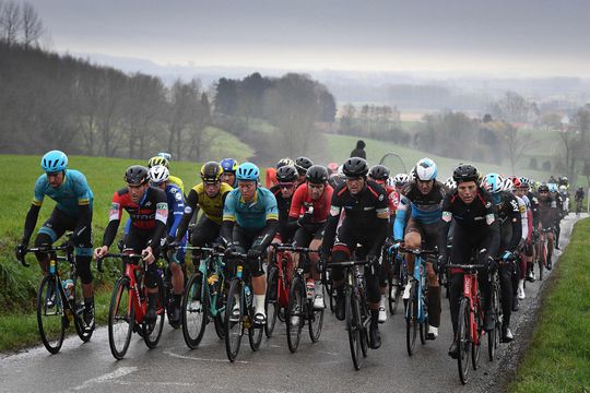 Op deze zenders kijk je semiklassieker Dwars door Vlaanderen (met Mathieu van der Poel)