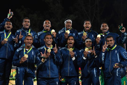Fiji vernedert Groot-Brittannië en viert feest met historisch rugby-goud (video)