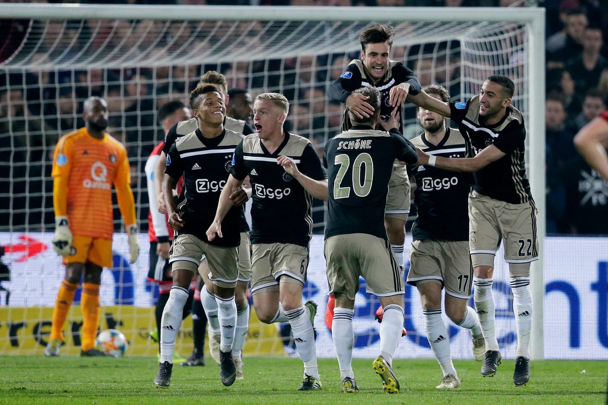 Ajax wint met duidelijke cijfers van Feyenoord en gaat naar finale