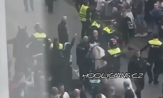 🎥 | Politie moet PSV- en Leicester City-fans uit elkaar houden rondom Philips Stadion