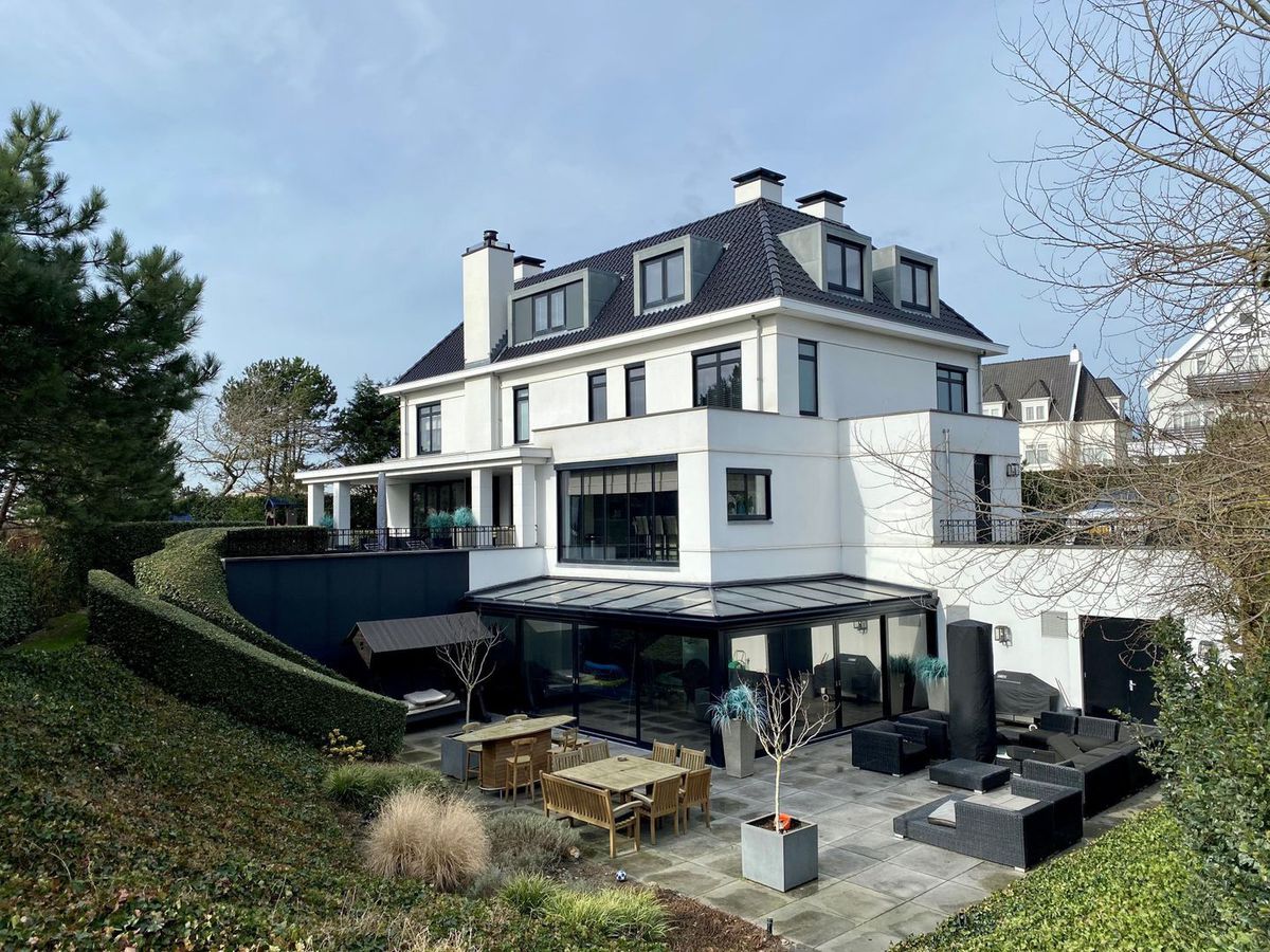 Dirk Kuyt zet zijn enorme villa te koop voor 6,9 miljoen euro: binnenzwembad, privé-bar en eigen voetbalveld