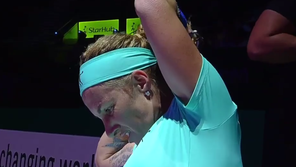 Koeznetsova knipt eigen haar tijdens tenniswedstrijd (video)