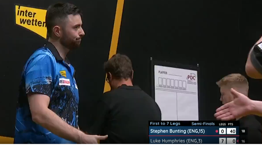 🎥 | Luke Humphries laat geen spaan heel van Stephen Bunting in halve finale European Darts matchplay