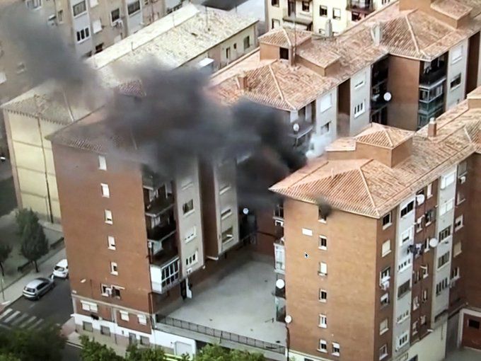 WTF! Weer bizarre beelden Vuelta; na wietplantage nu huisbrand vol in beeld (video)