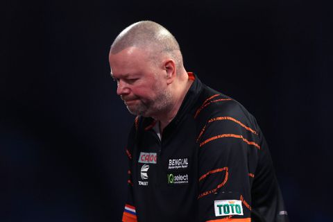 Raymond van Barneveld ligt eruit, Maik Kuivenhoven door in Players Championship Finals