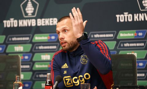 🎥 | John Heitinga: 'Ik maak in 3 maanden mee wat trainers in 10 jaar meemaken'