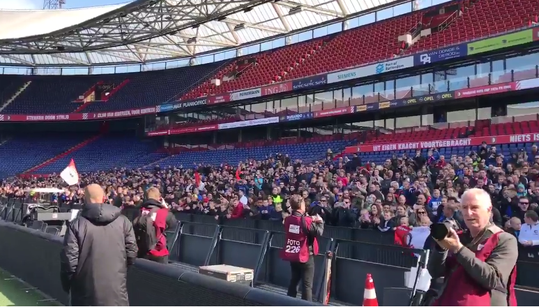 Zo komt Feyenoord het veld op om te trainen: De Kuip klapt en zingt (video)