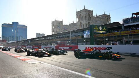 Sergio Pérez wint sprintrace in Baku, vloekende Max Verstappen pakt P3