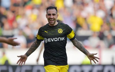 Paco Alcacer blijft maar 'on fire' bij Dortmund: goal nummer 7 dankzij heerlijk lobje (video)