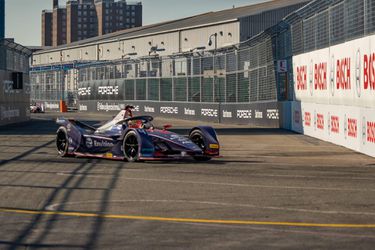 Robin Frijns wint laatste race van Formule E-seizoen (video's)