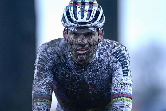 Mathieu van der Poel over modderbad: ‘Een kutparcours, wereldbeker onwaardig’