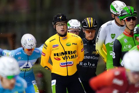 Sven Kramer schaatst marathon en meldt zich af voor 10 kilometer bij NK Afstanden