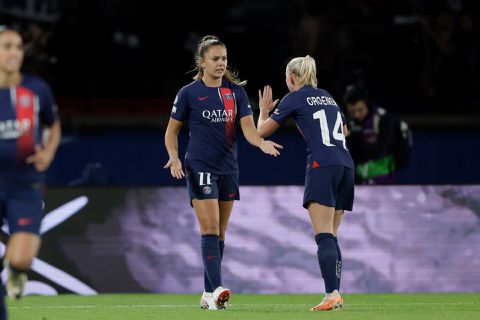 Lieke Martens schiet PSG naar de Champions League met 2 goals tegen Manchester United