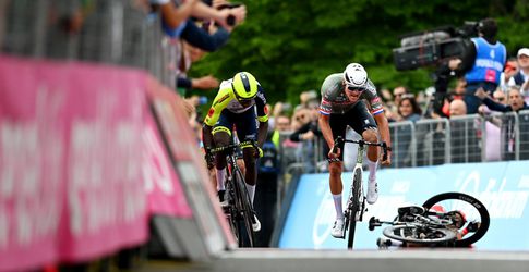 Mathieu van der Poel vliegt als een straaljager naar zege in openingsrit Giro d'Italia